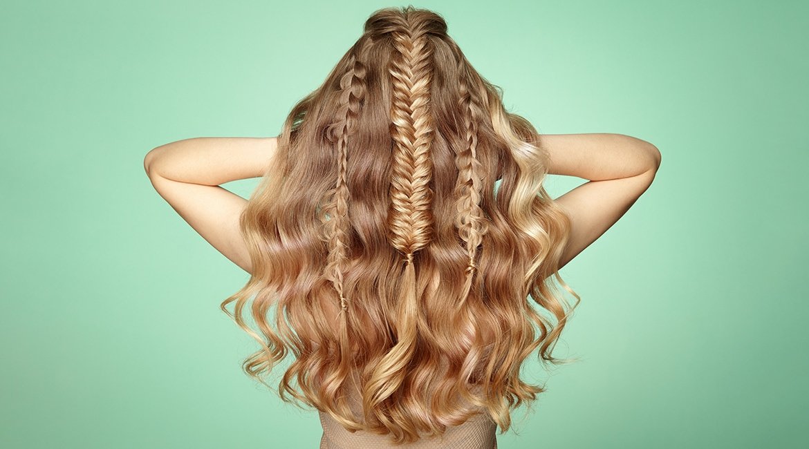 Rückansicht einer jungen Frau langen halboffenen geflochtene blonden Haare („Half Braids“)